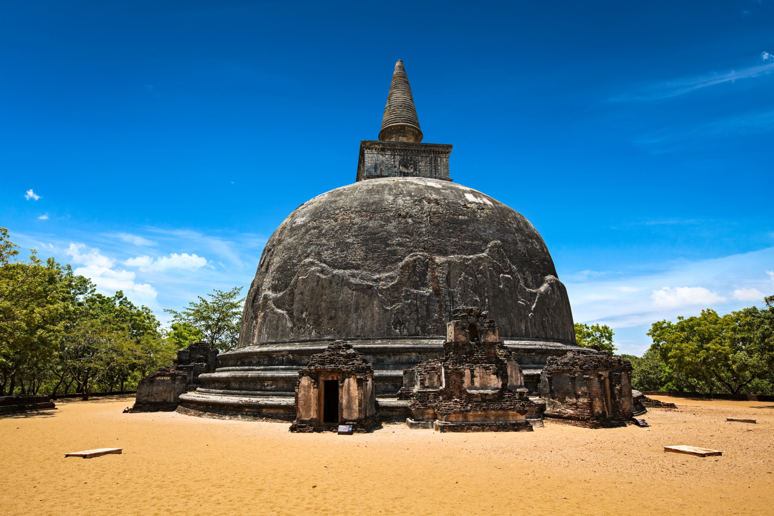 Kiri Vihara – ancient buddhist dagoba stupa